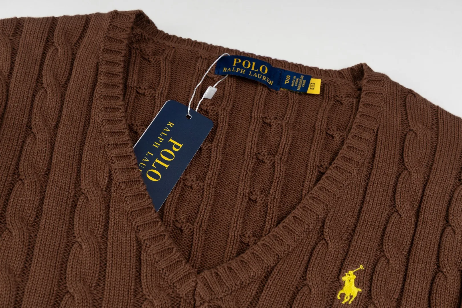 P210 #R90 RALPH LAUREN Thirteen colors of Ralph Lauren classic small label embroidery V-neck pullover cable cardigan sweater women's top, high-density LOGO embroidery on the chest, original customization of tag accessories. Made of pure cotton yarn, pure cotton is skin-friendly and comfortable, small label war horse embroidered twist button V-neck sweater🐎High quality, follow the blogger to learn how to wear it! Let’s buy a Ralph Lauren cable sweater. It’s a super hard-to-find series after it became popular. It’s hard to find one on the official website. It’s simple and practical to wear, with a lazy and loose feel. The thickened fabric has more texture, feels soft and delicate, and has a loose fit. Whether worn alone or layered, you can wear different styles of fashion with just one piece!   Size： Sleeve length: 60/61/62/63